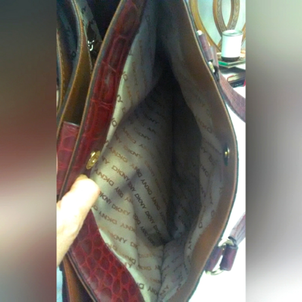 LIKE NEW 100% LEATHER PURSE/ BAG BY DKNY LARGE SZ. DEEP BURGUNDY CROC. EMBOSSED - Picture 6 of 15